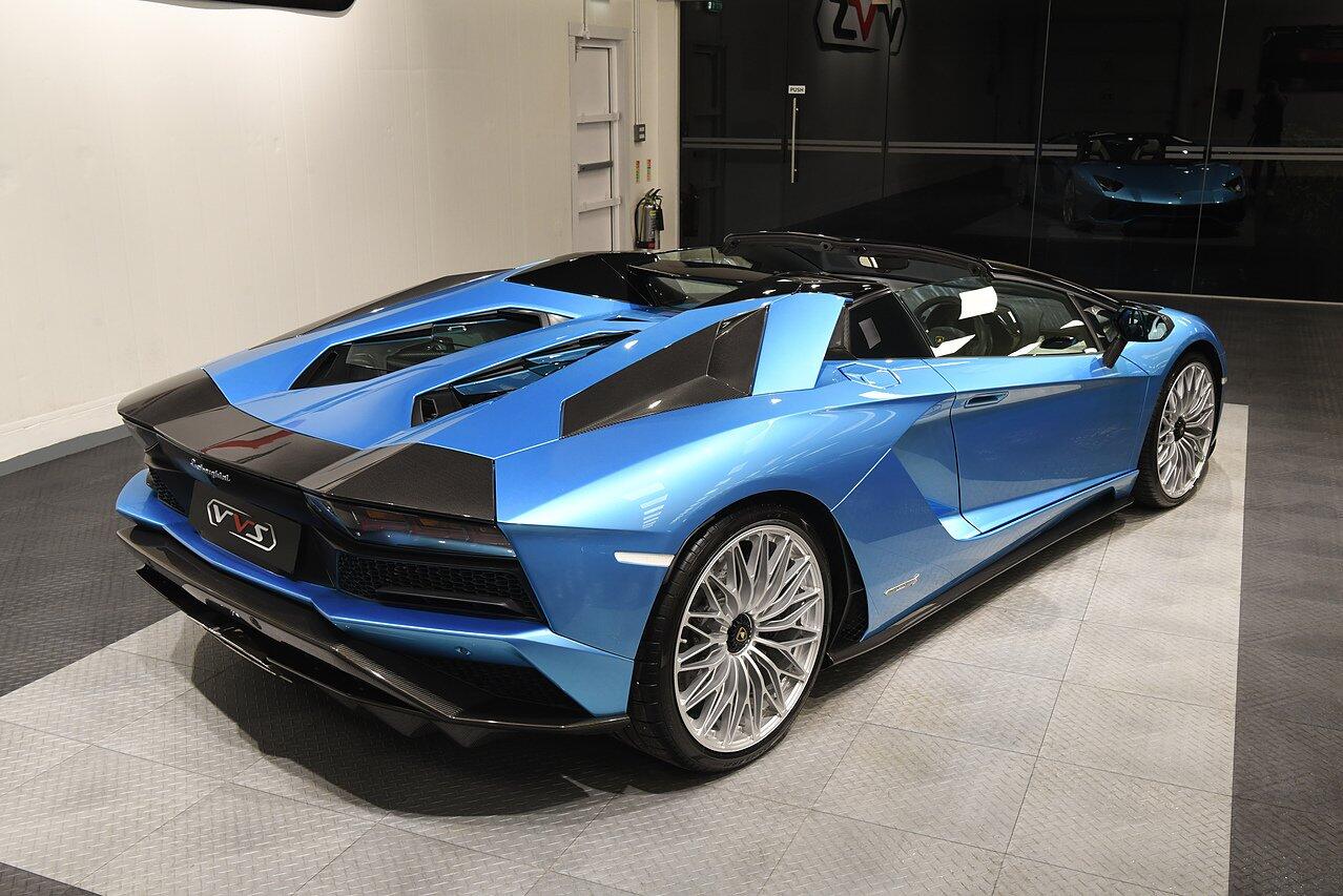 Lamborghini Aventador view 34