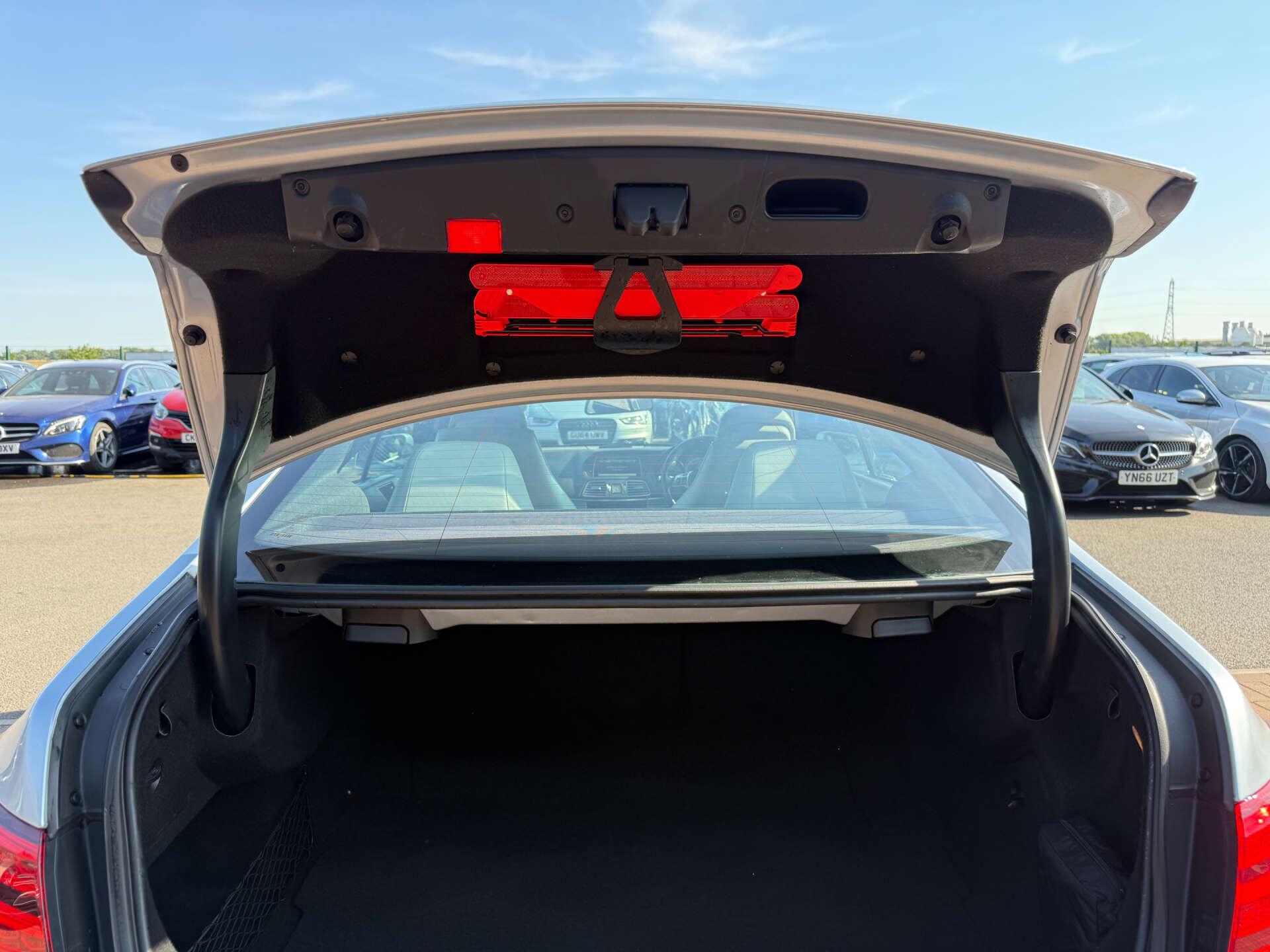 Mercedes-Benz E-Class view 32