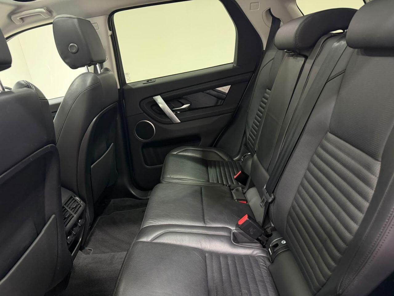Land Rover Discovery Sport view 34