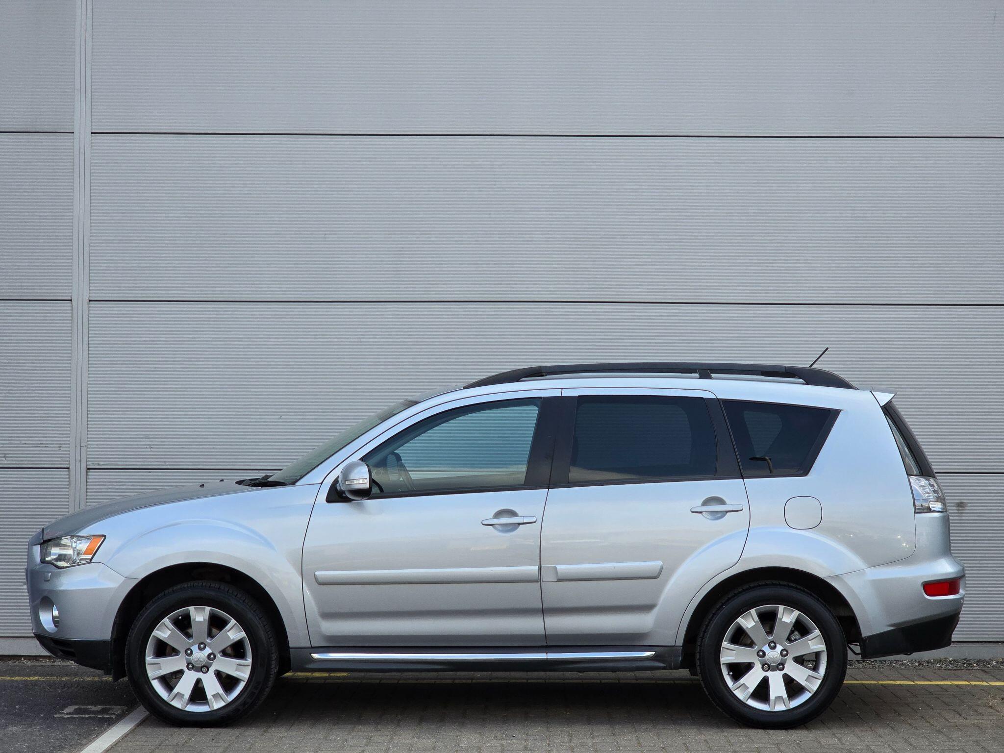 Mitsubishi Outlander view 9