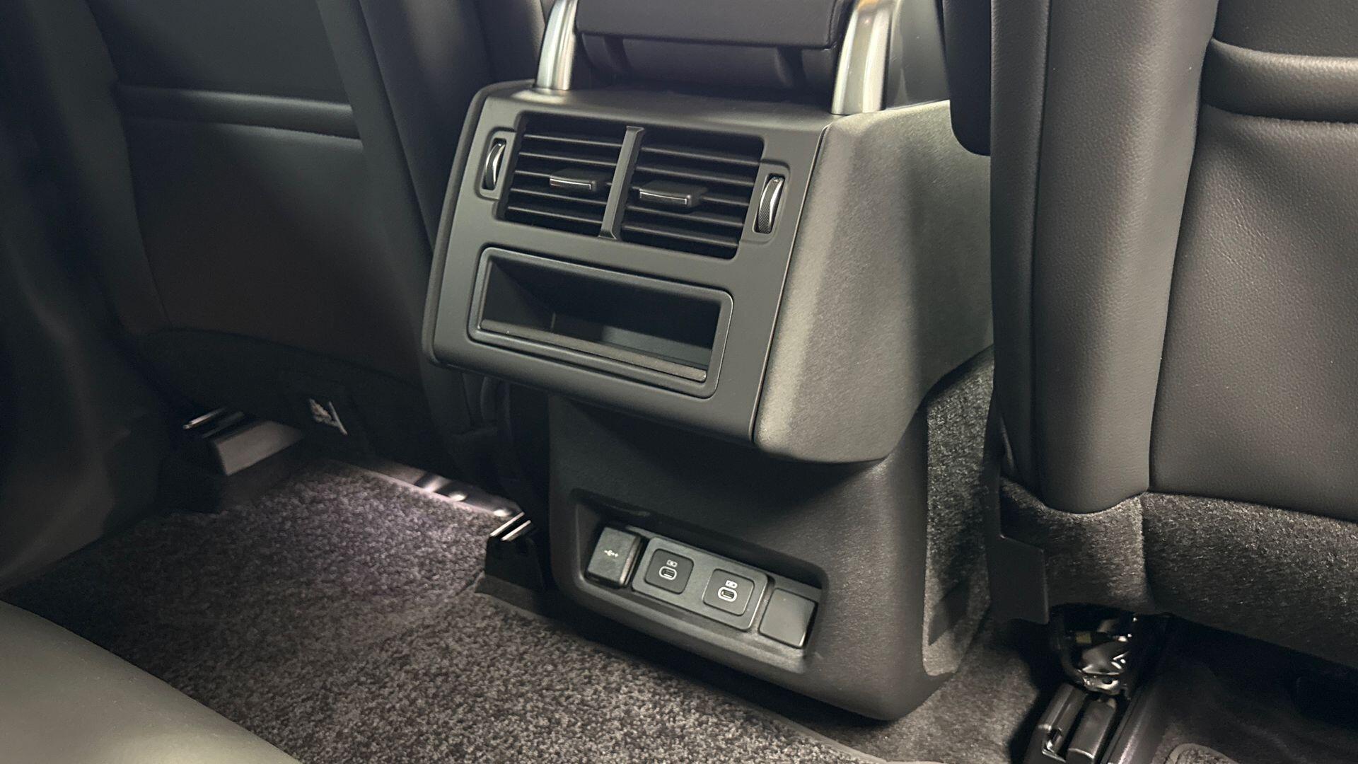 Land Rover Discovery view 18