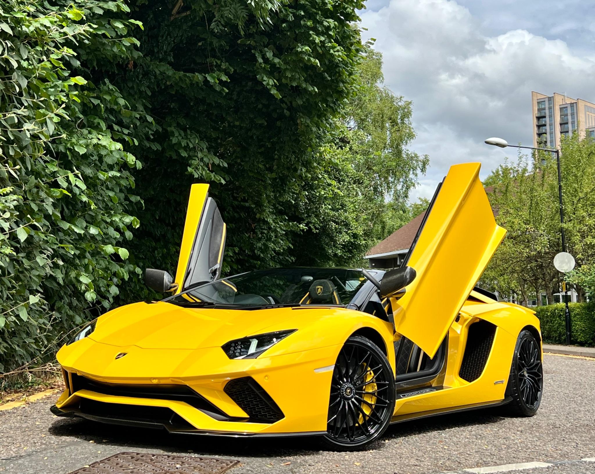 Lamborghini Aventador view 29