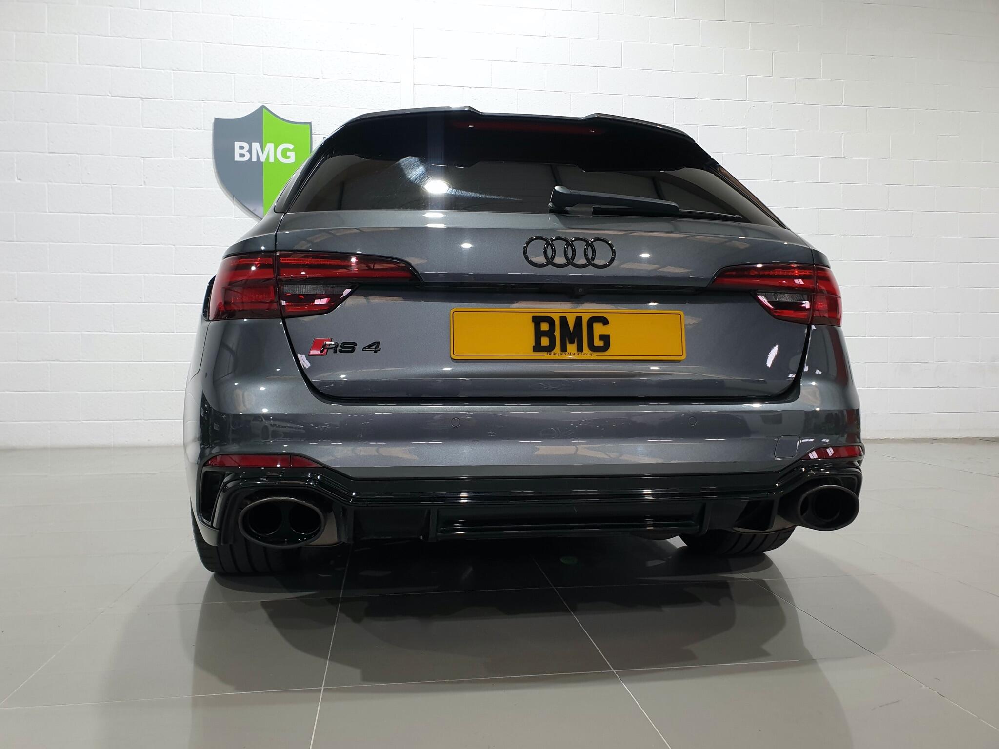 Audi RS4 view 32