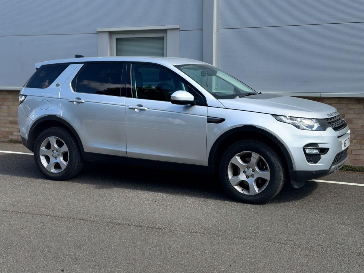 Land Rover Discovery Sport view 45