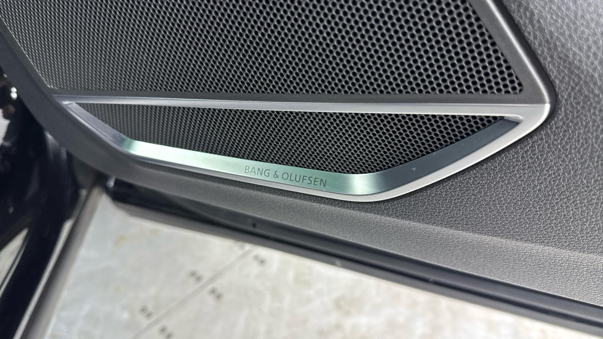 Audi Q3 view 21
