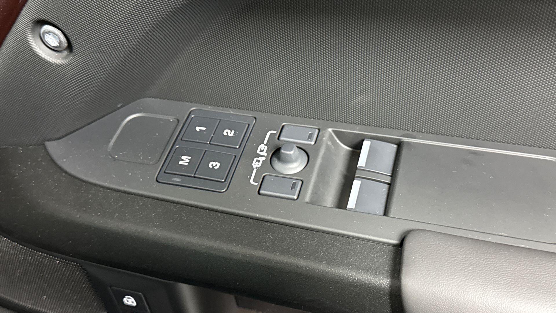 Land Rover Defender view 22