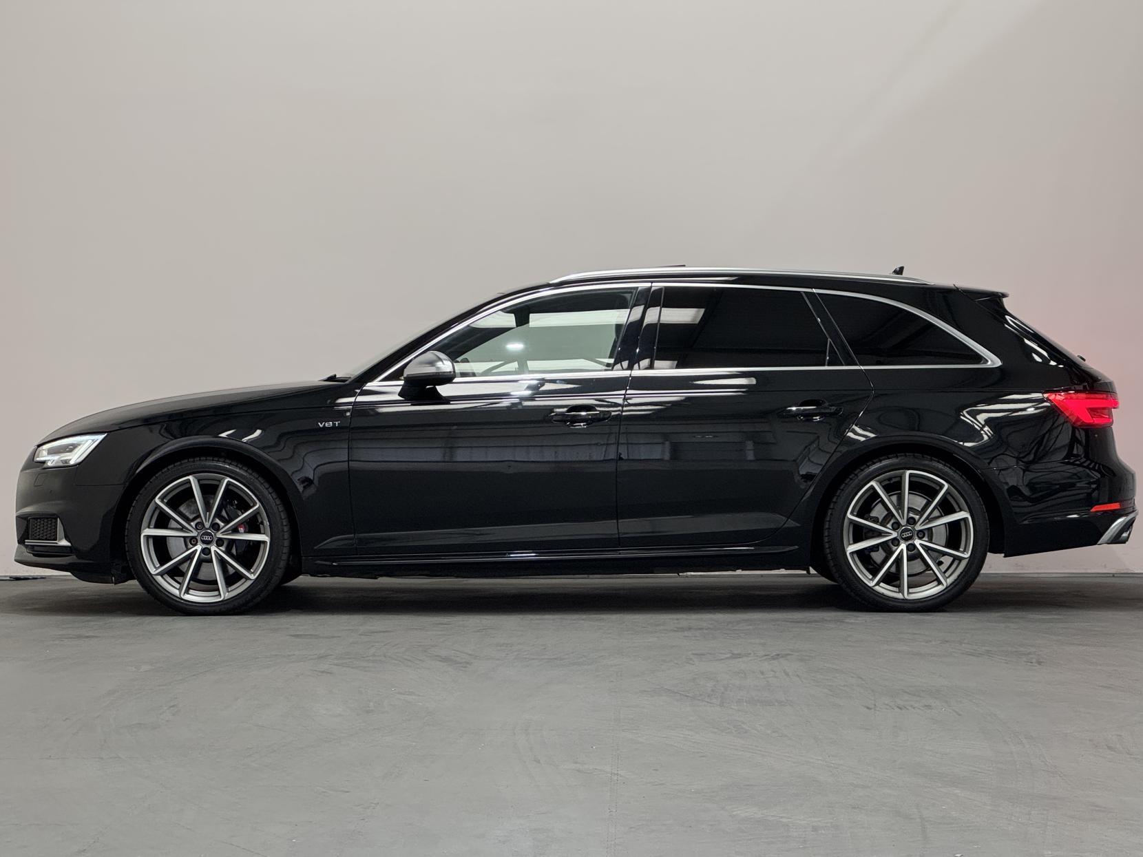 Audi S4 Avant view 9