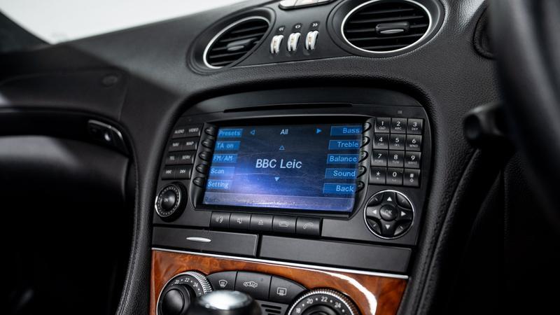 Mercedes-Benz SL view 29