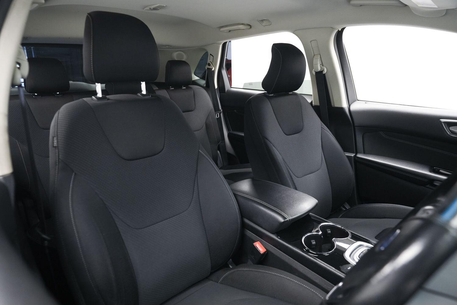 Ford Edge view 12