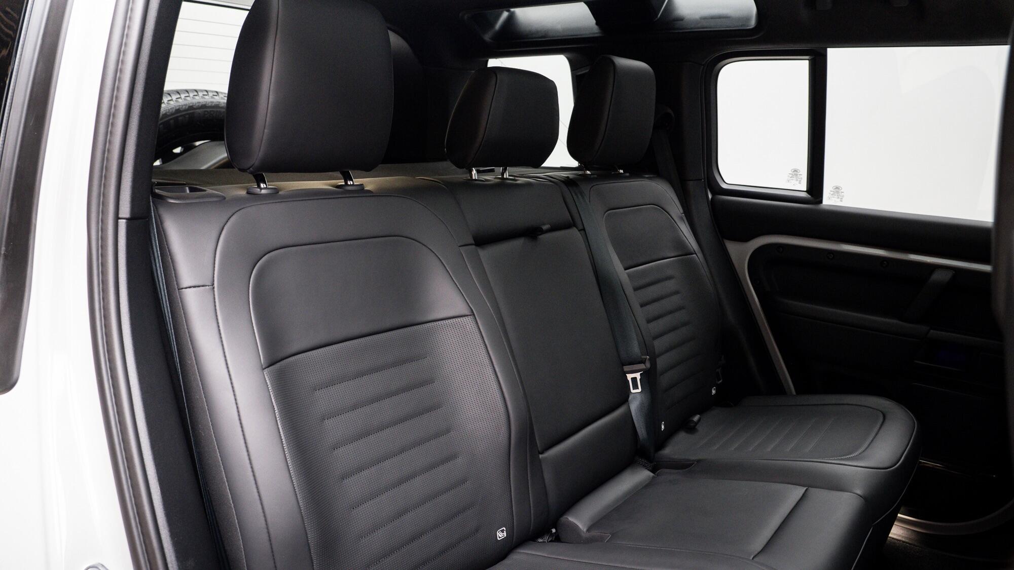 Land Rover Defender 110 view 22