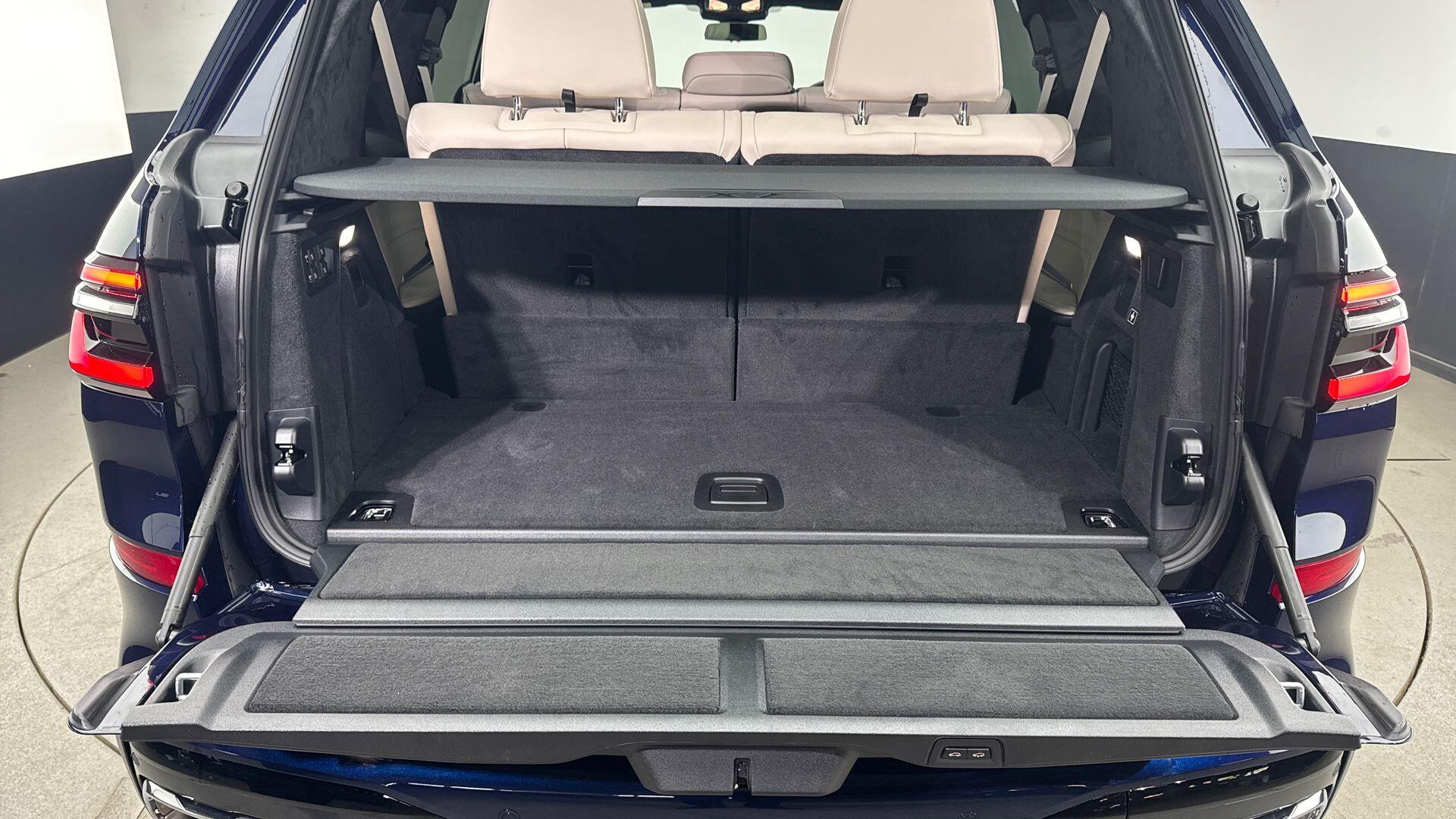 BMW X7 view 8
