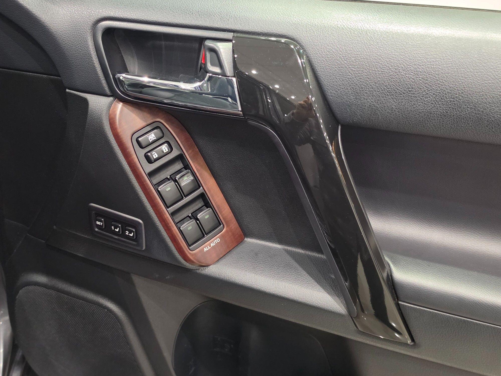 Toyota Land Cruiser view 65