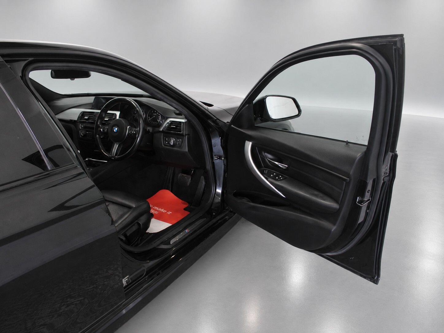 BMW 3 Series view 24