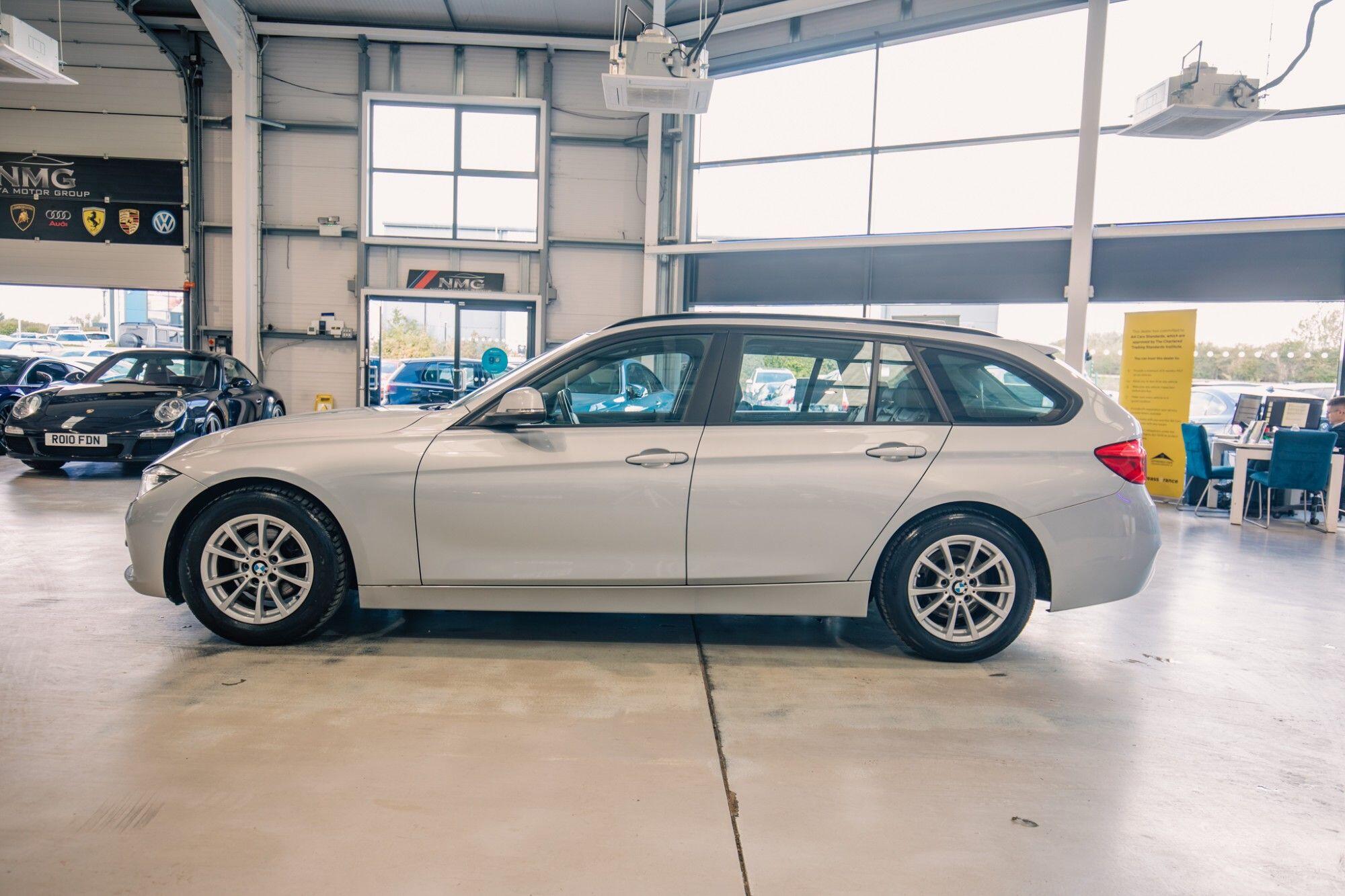 BMW 3 Series view 24