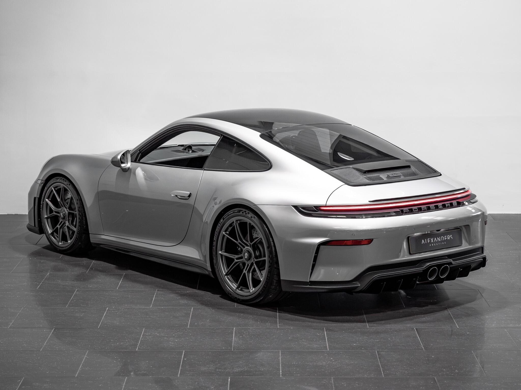 Porsche 911 view 5