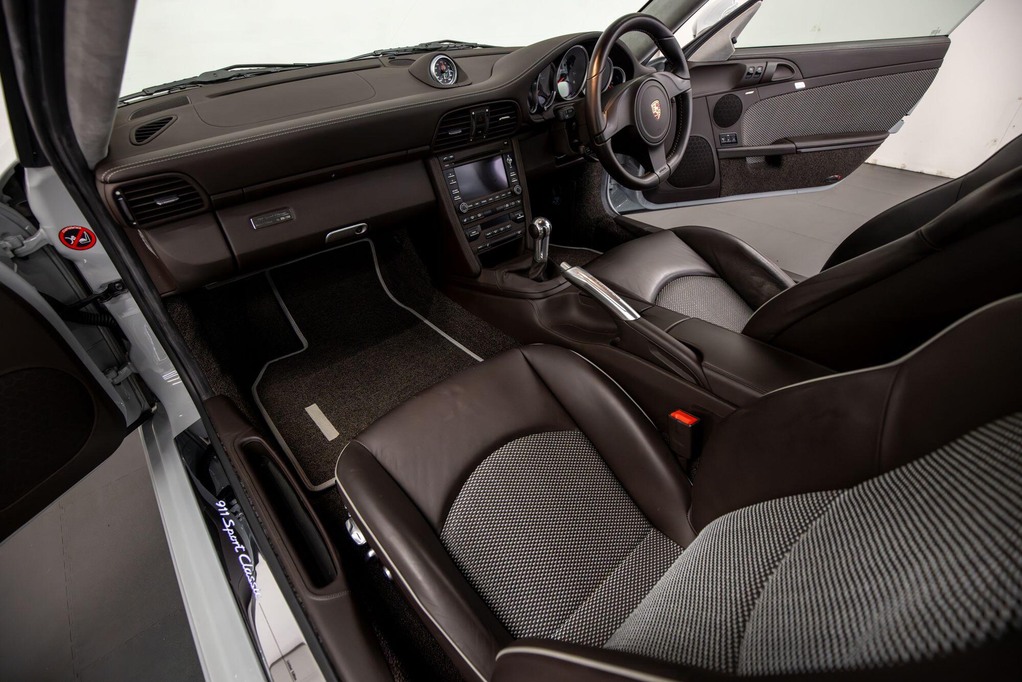 Porsche 911 view 38
