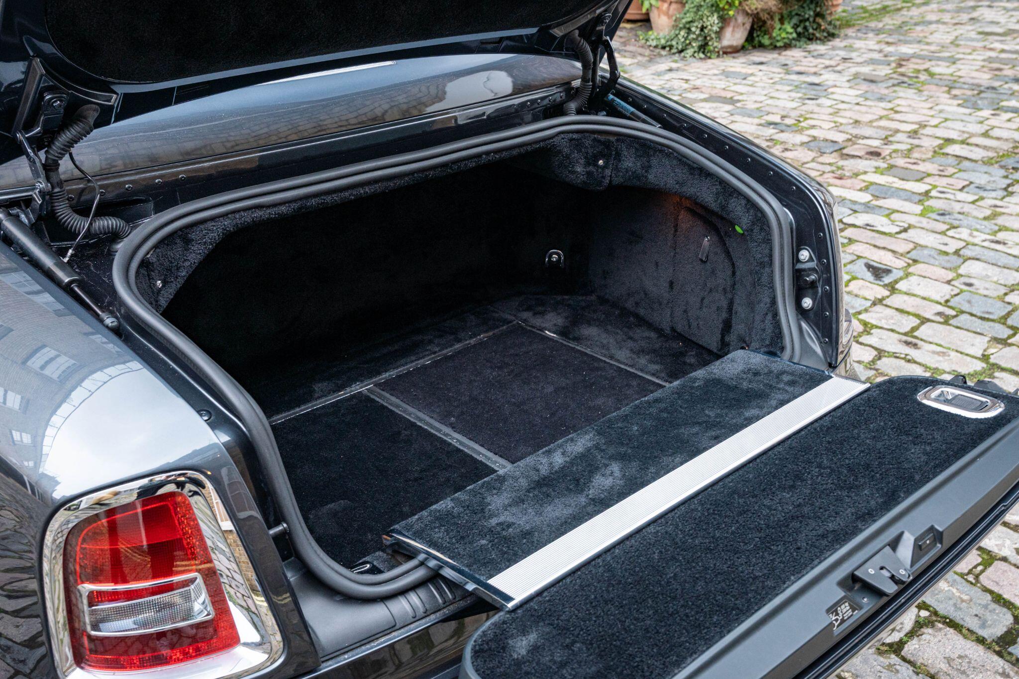 Rolls-Royce Phantom view 56