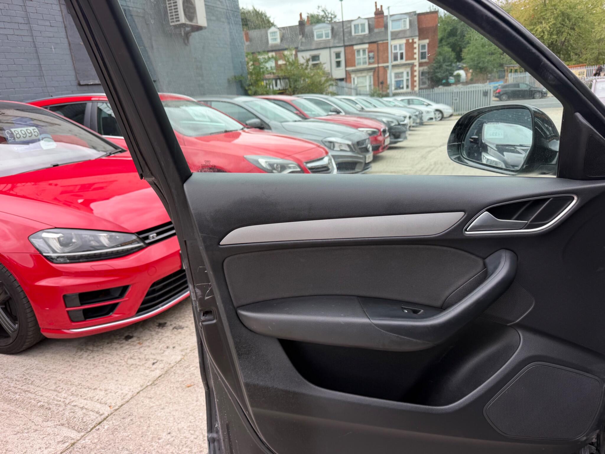 Audi Q3 view 14