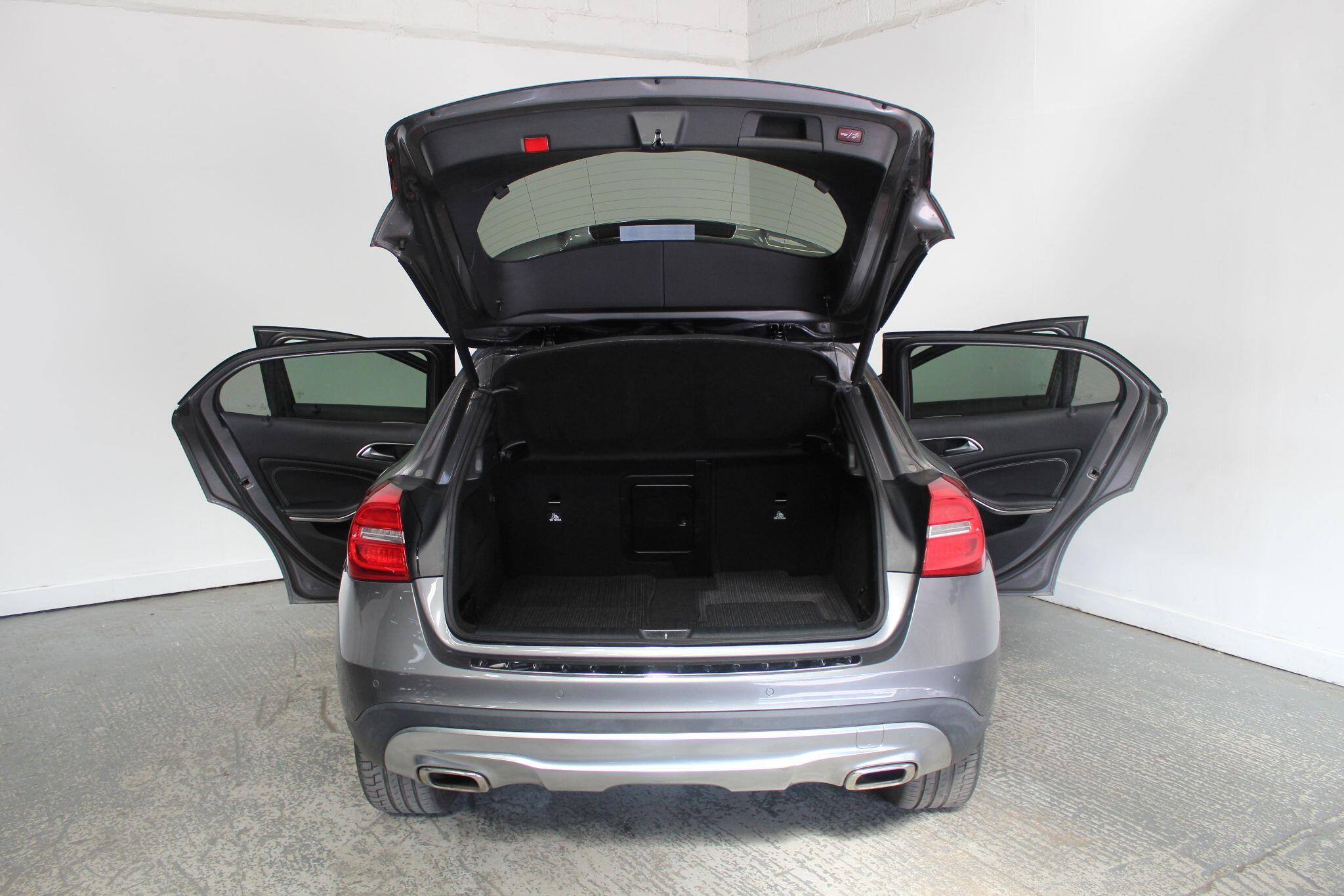 Mercedes-Benz Gla view 24