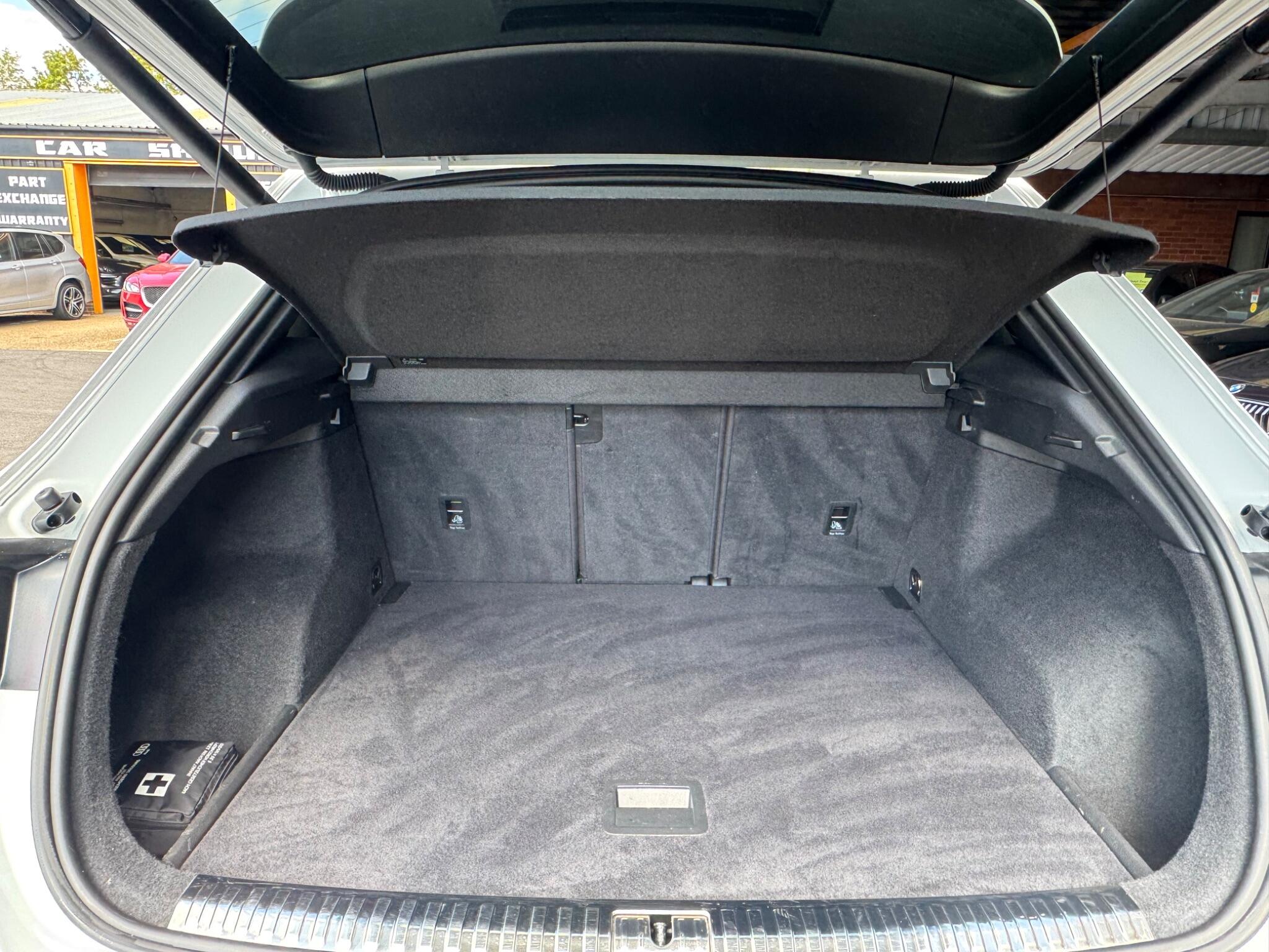 Audi Q3 view 10