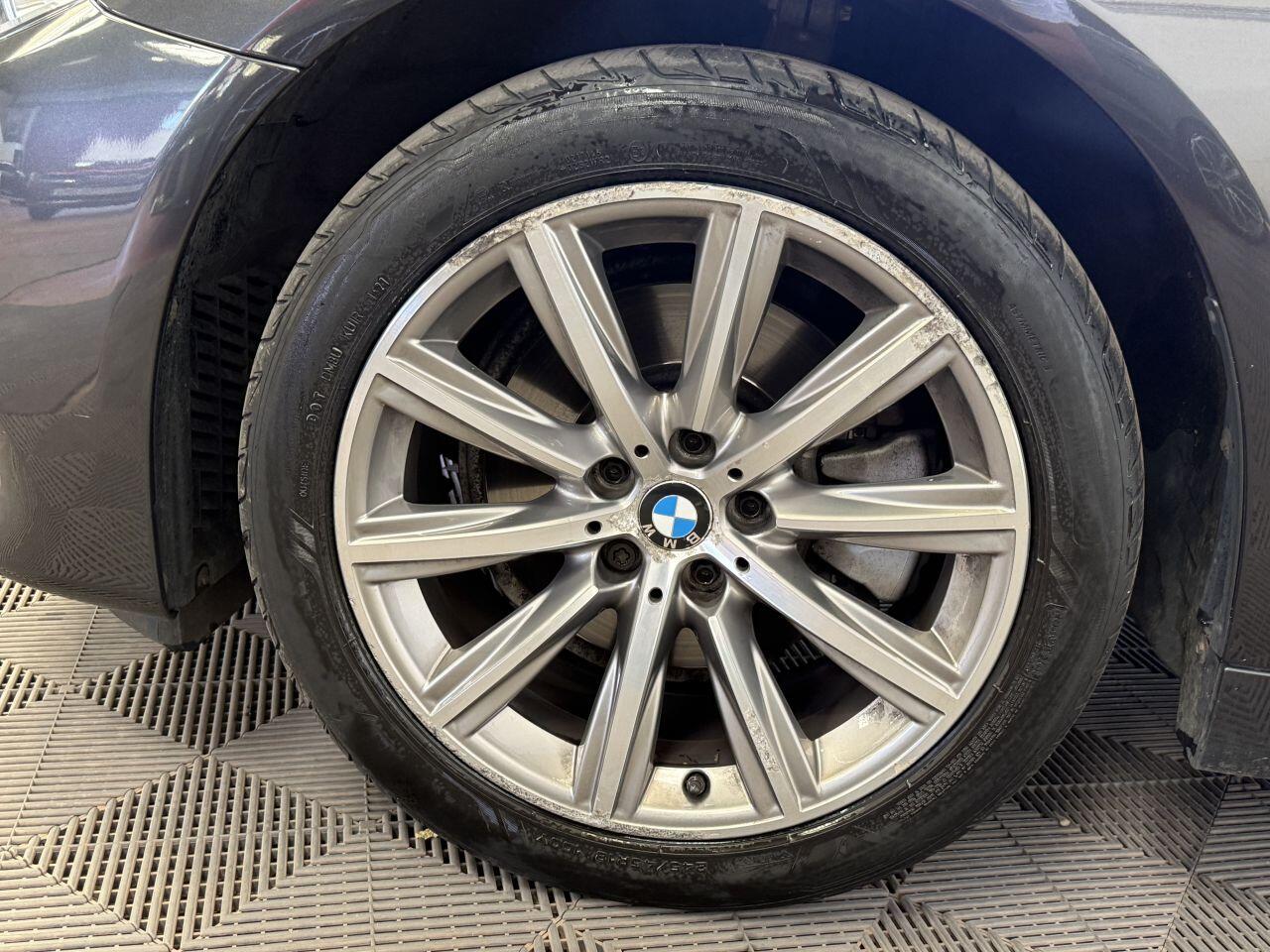 BMW 5 Series view 19