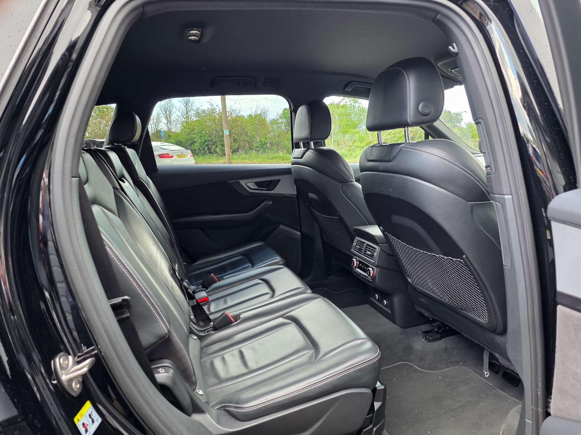 Audi SQ7 view 24