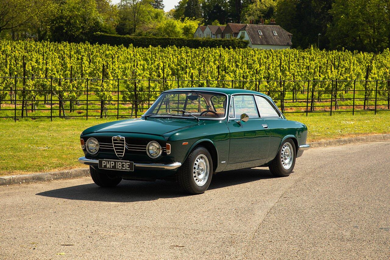 Alfa Romeo Giulia view 100