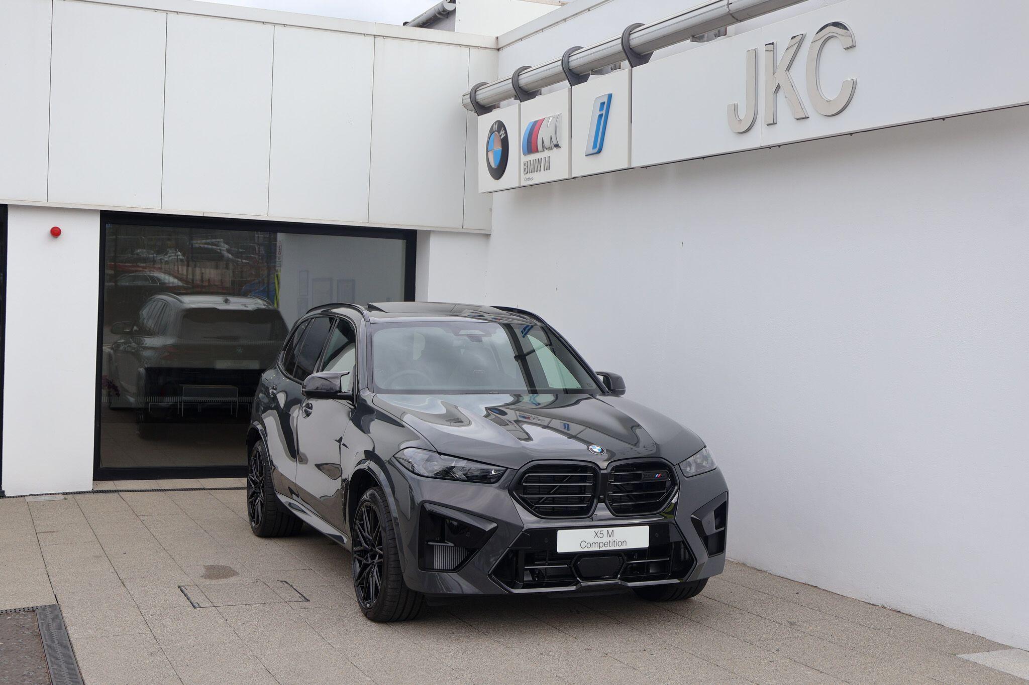 BMW X5 M view 6