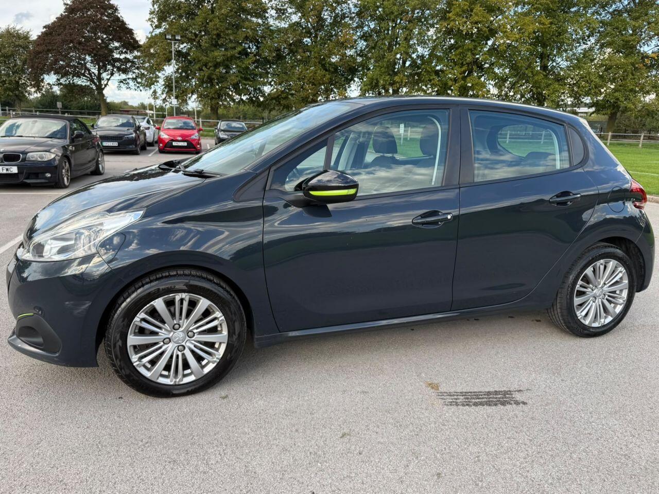 Peugeot 208 view 5