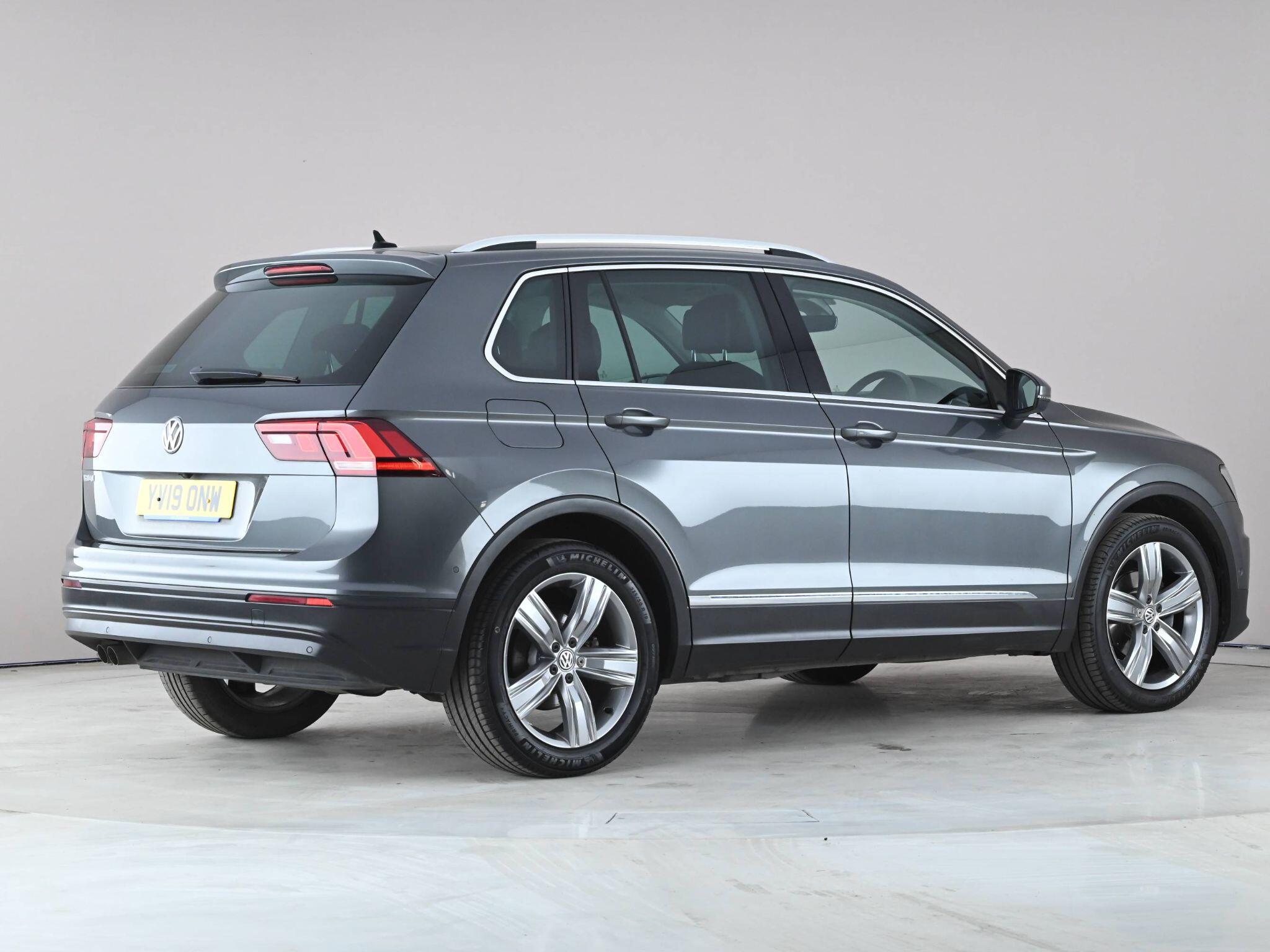 Volkswagen Tiguan view 3