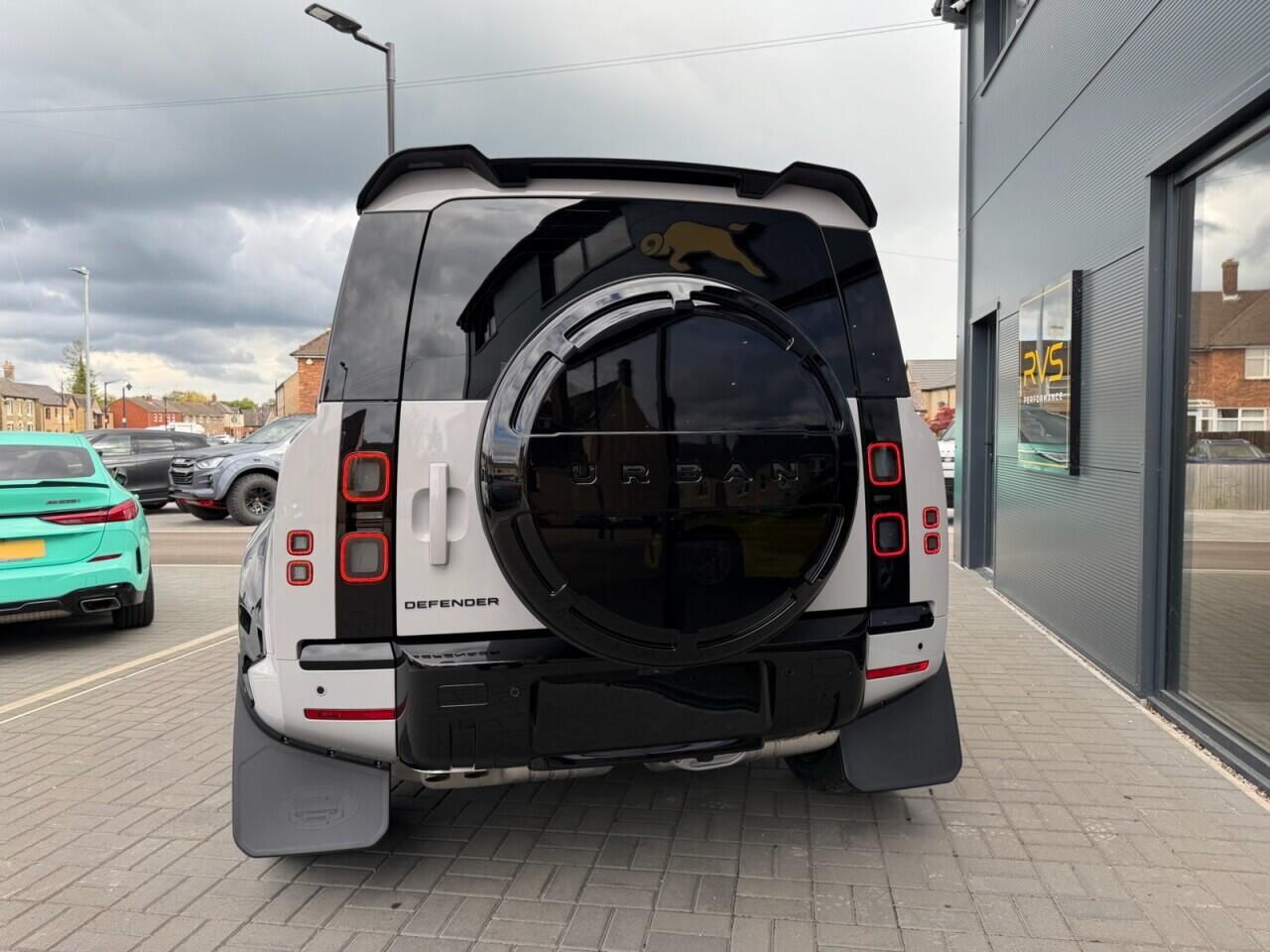 Land Rover Defender 110 view 8