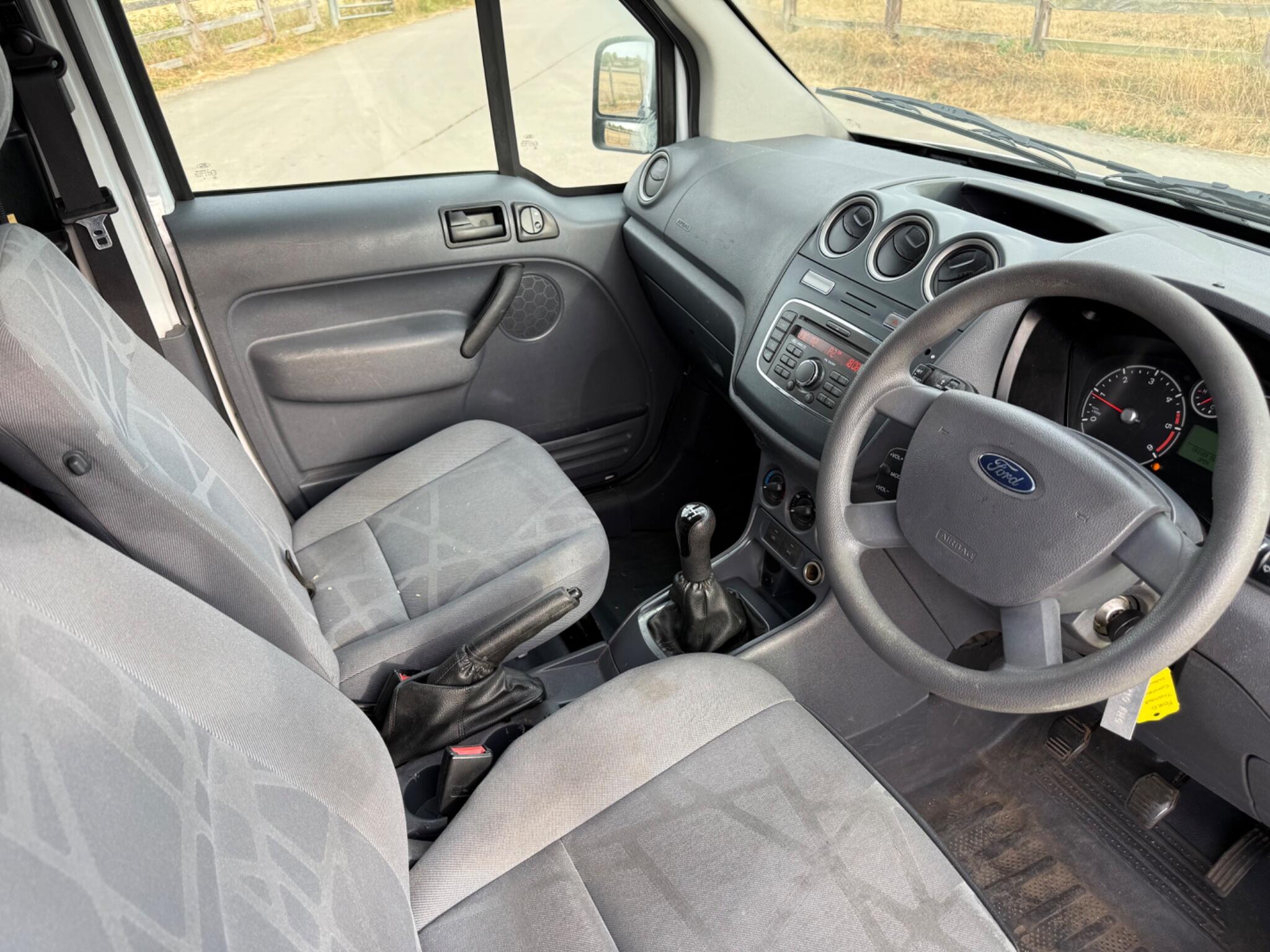 Ford Transit Connect 1.8 TDCi T200 L1 H1 4dr — photo 31 of 86