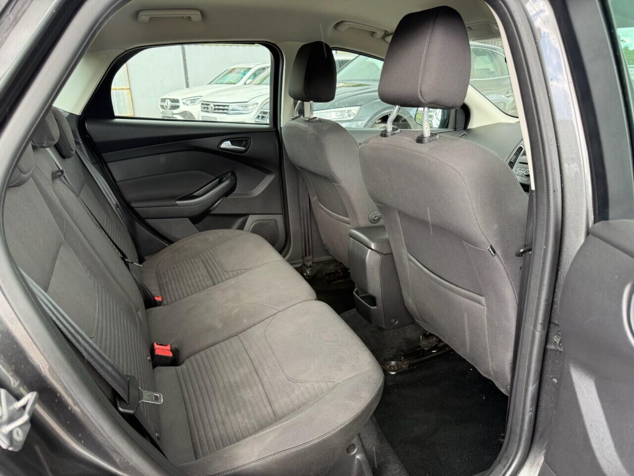Ford Focus view 14