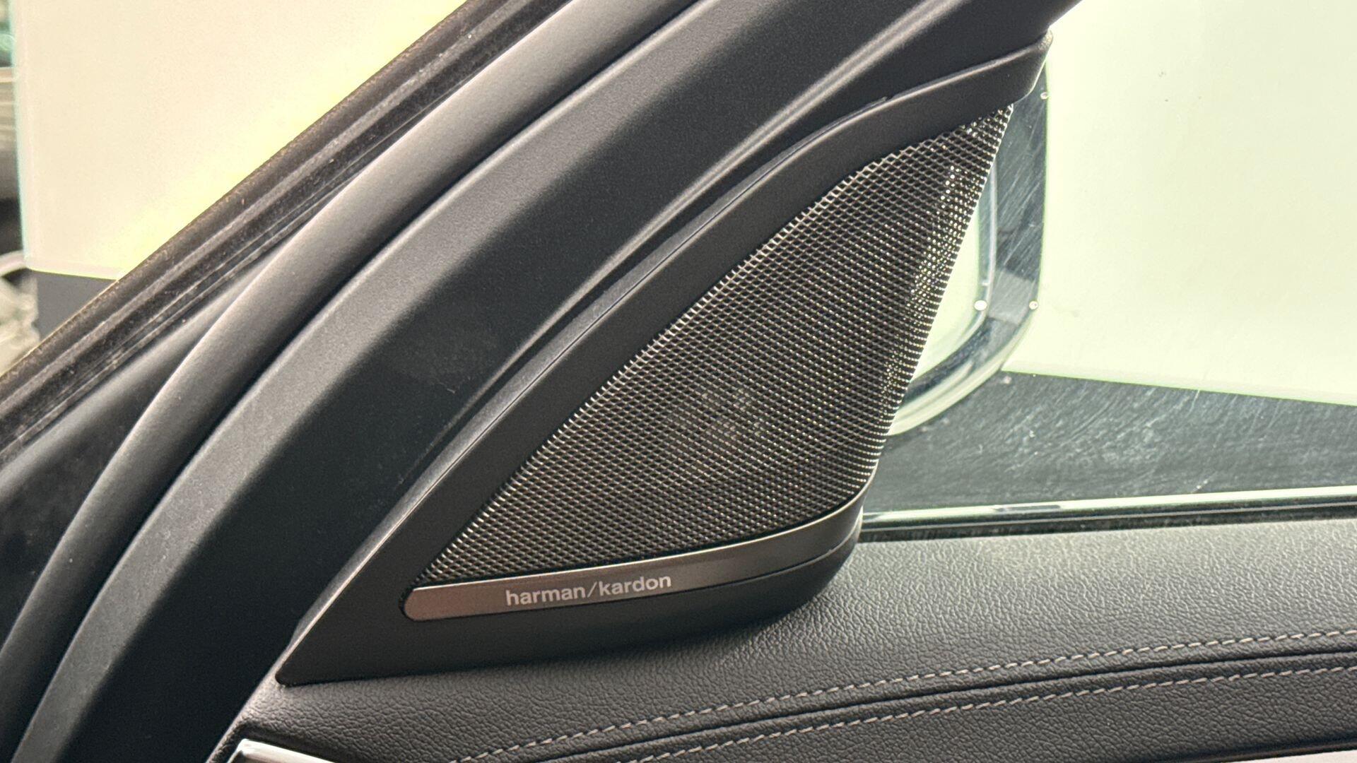 BMW 5 Series view 21