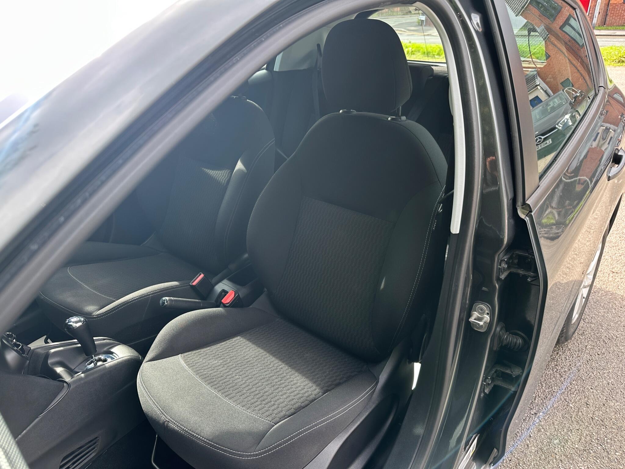 Peugeot 208 view 14