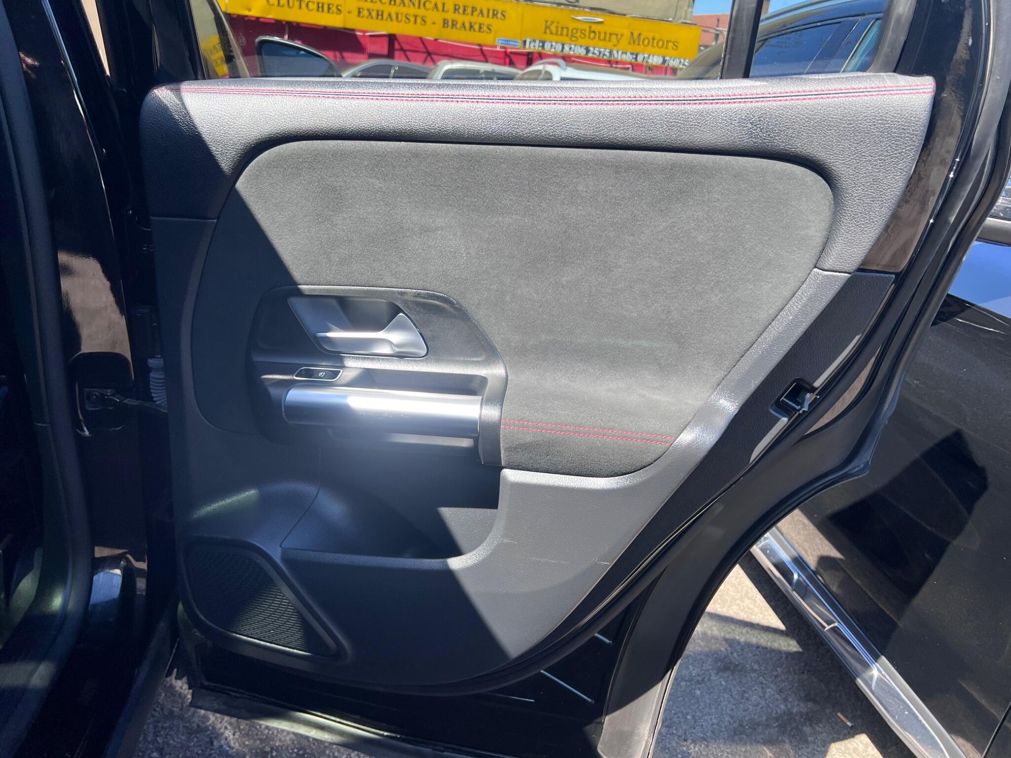 Mercedes-Benz Gla view 33