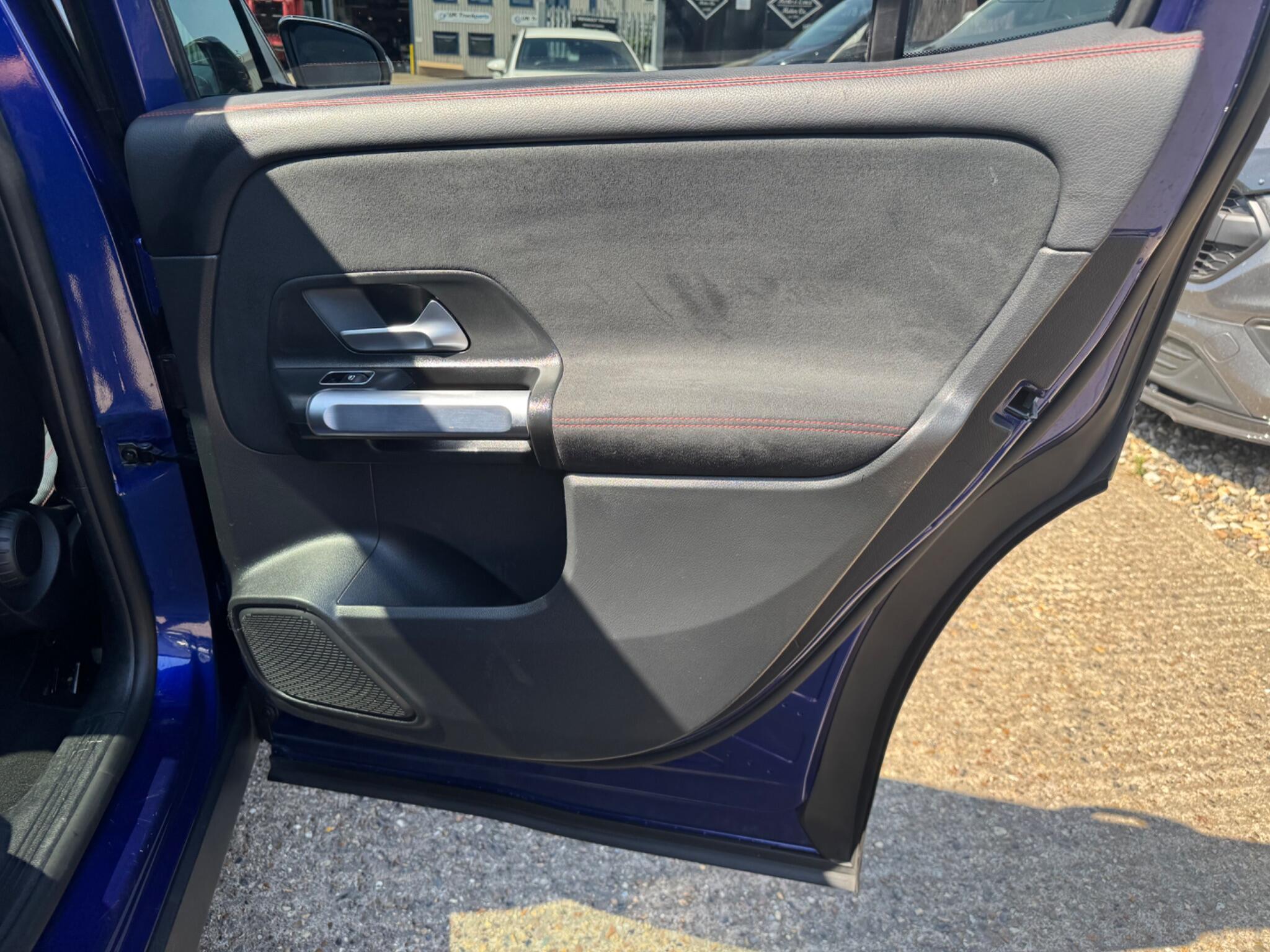 Mercedes-Benz GLB view 32
