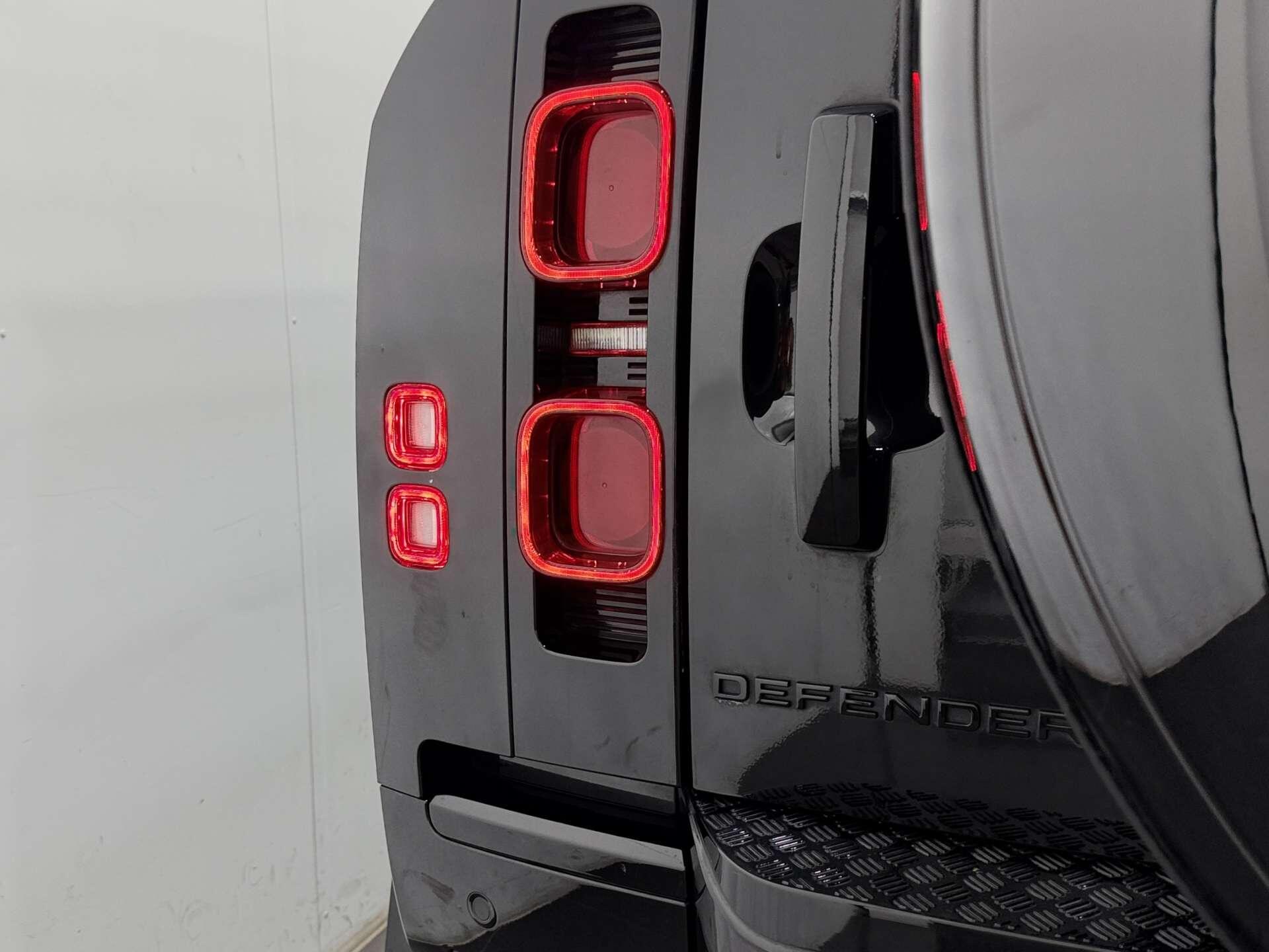 Land Rover Defender view 24