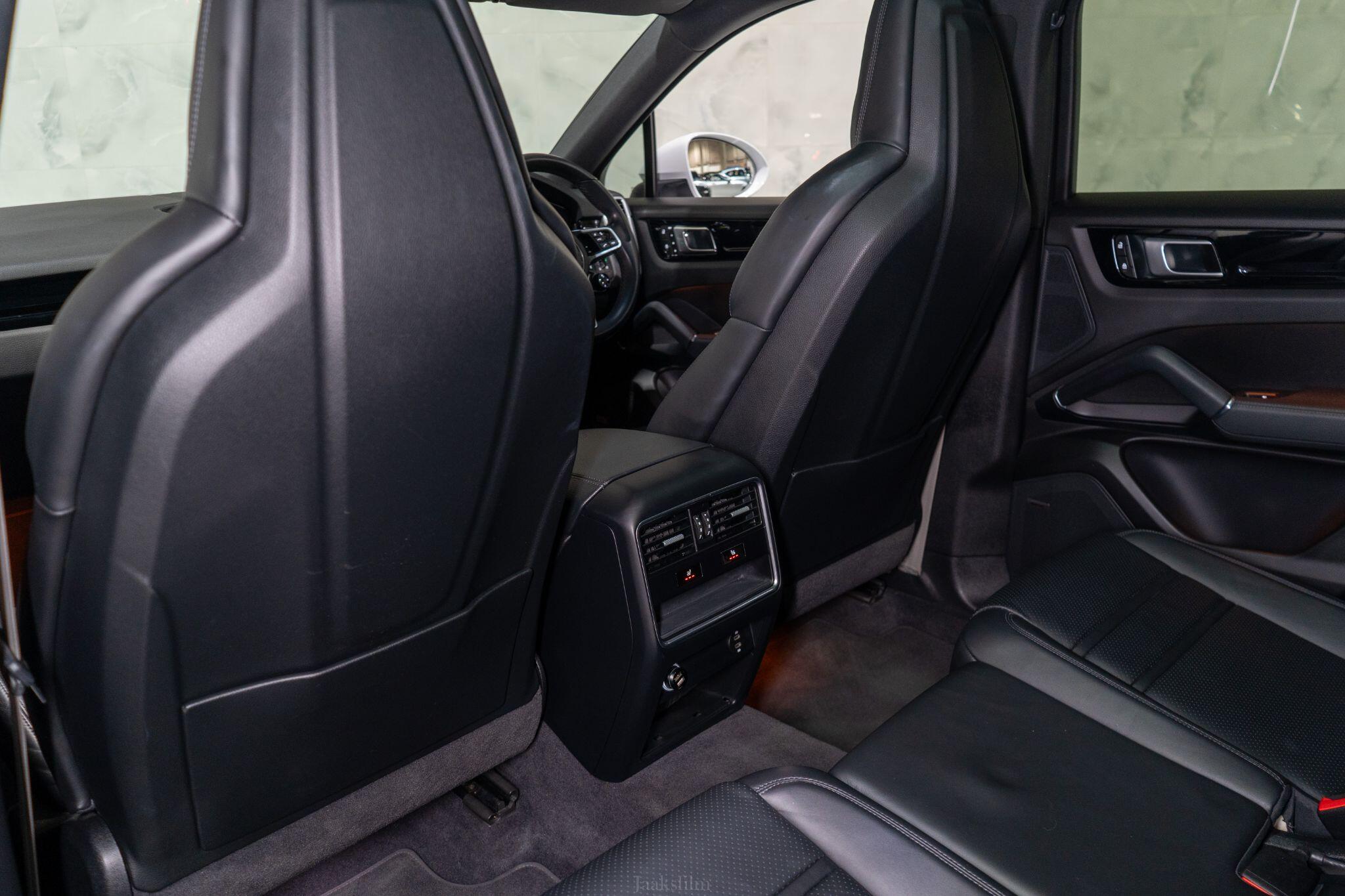 Porsche Cayenne view 19