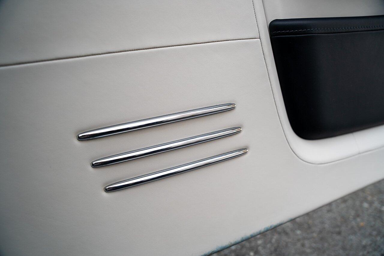 Rolls-Royce Phantom view 90