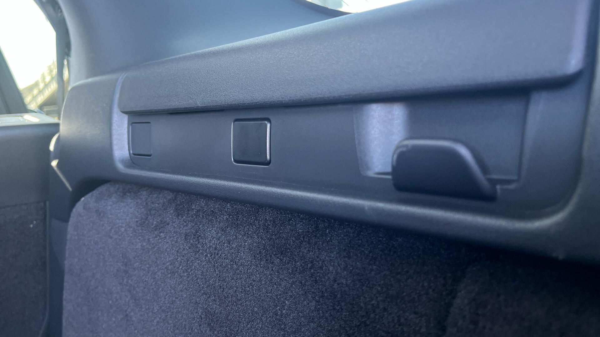 Land Rover Discovery view 60