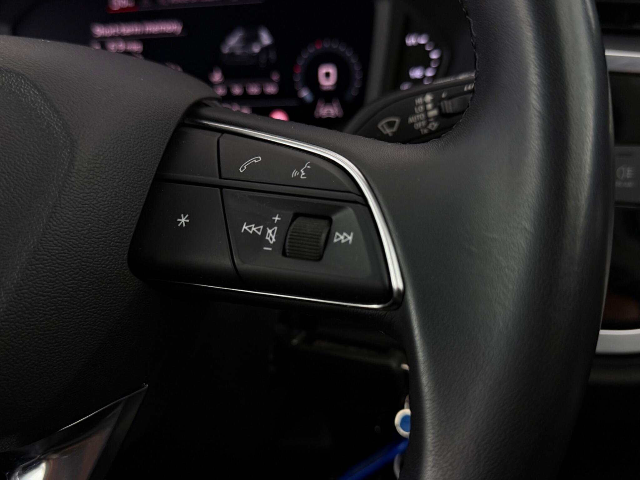 Audi Q3 view 15