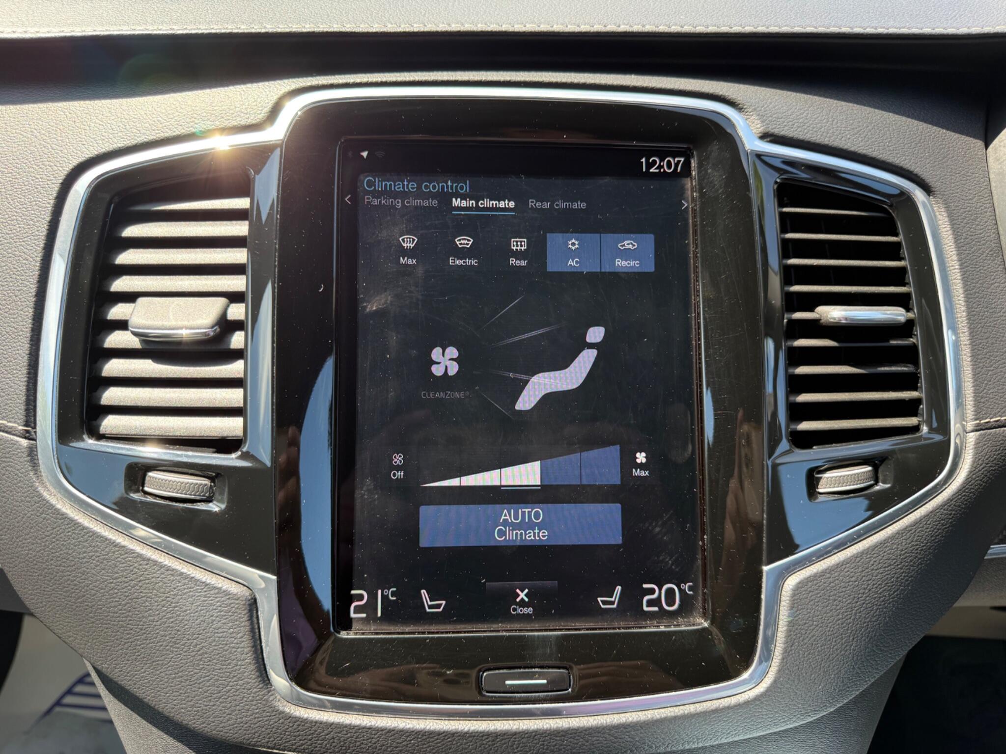Volvo XC90 view 29
