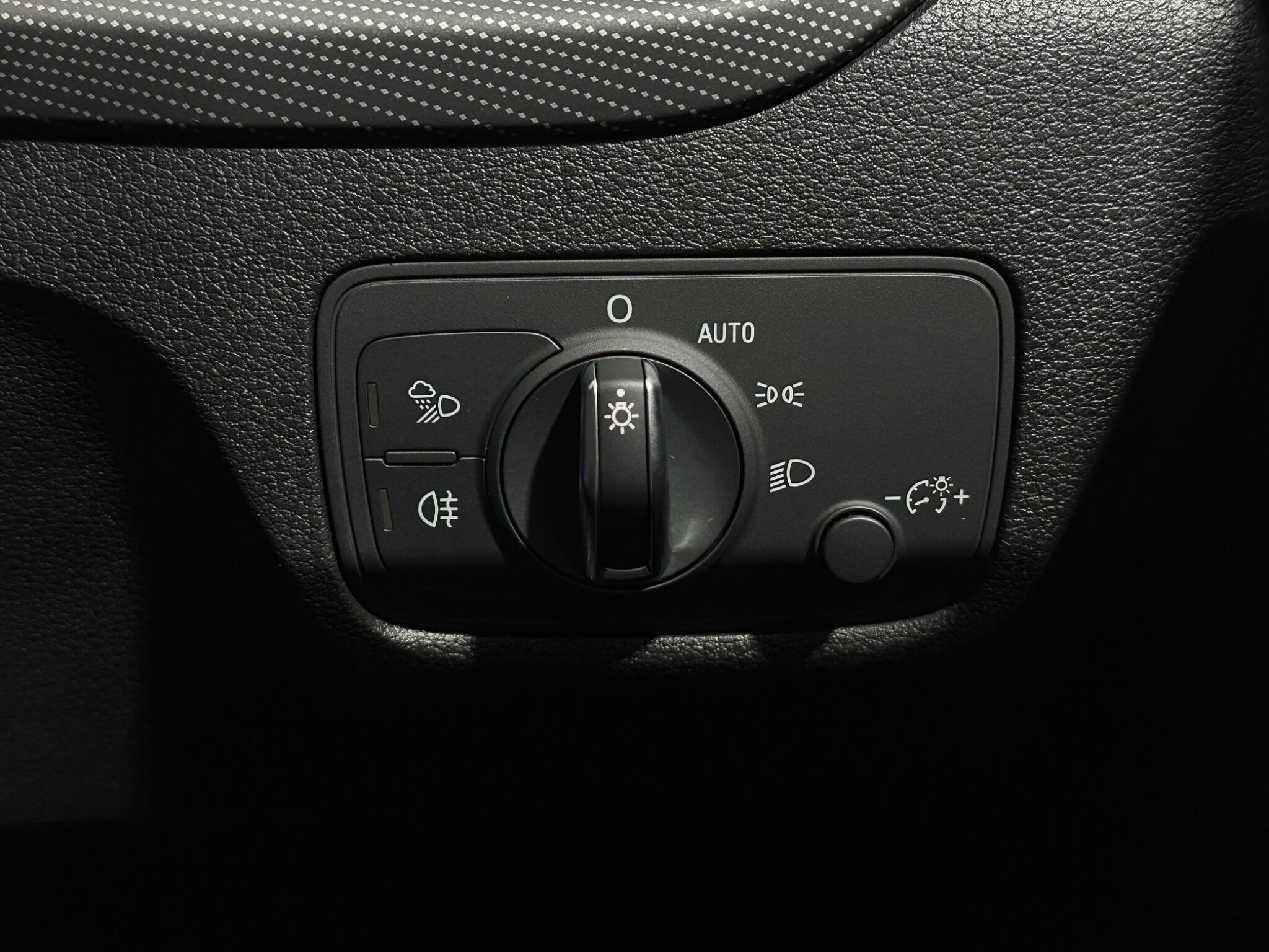 Audi Q2 view 18