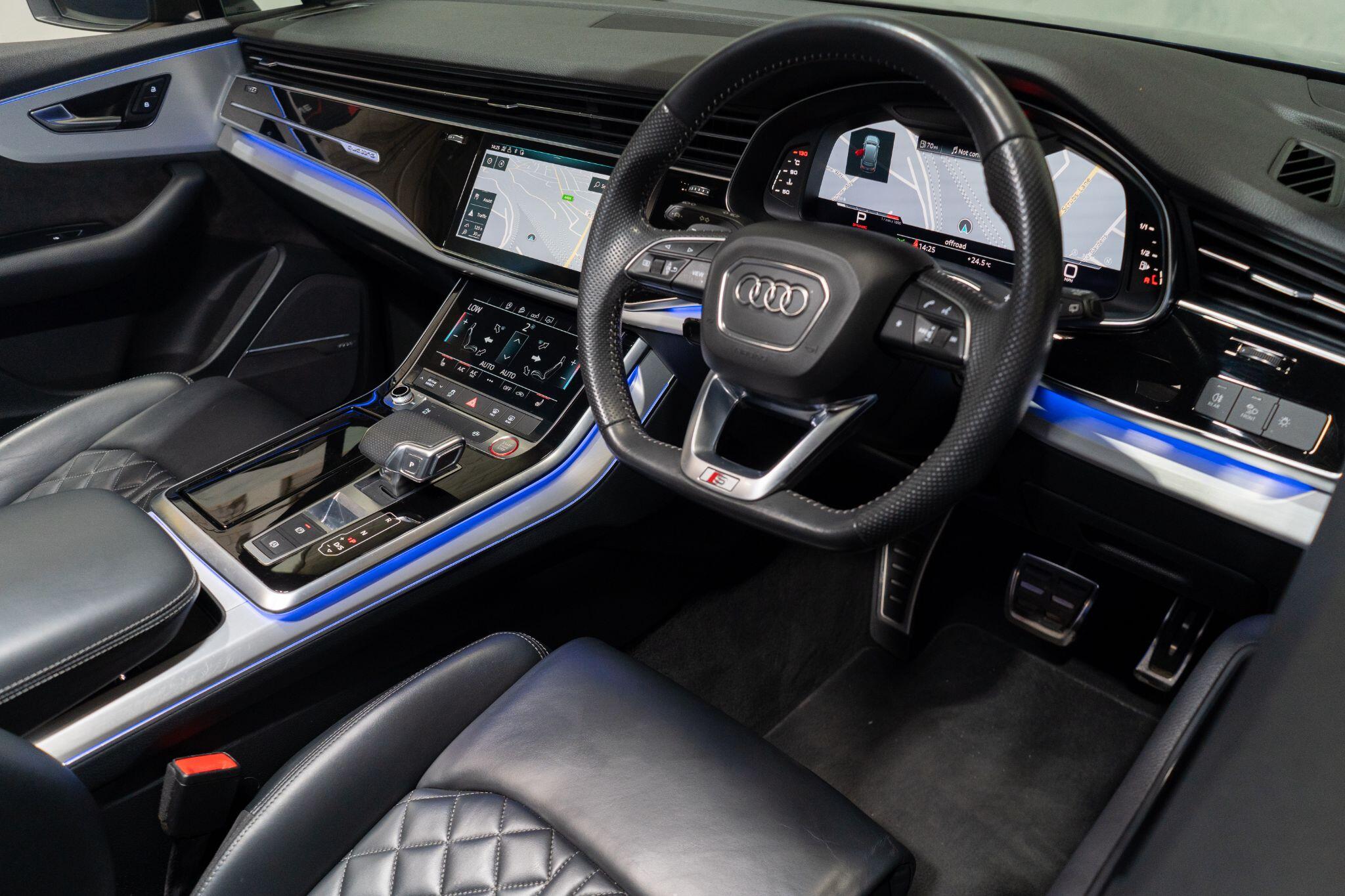 Audi SQ7 view 11