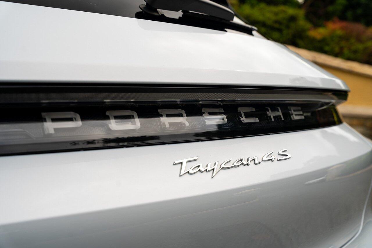 Porsche Taycan view 10