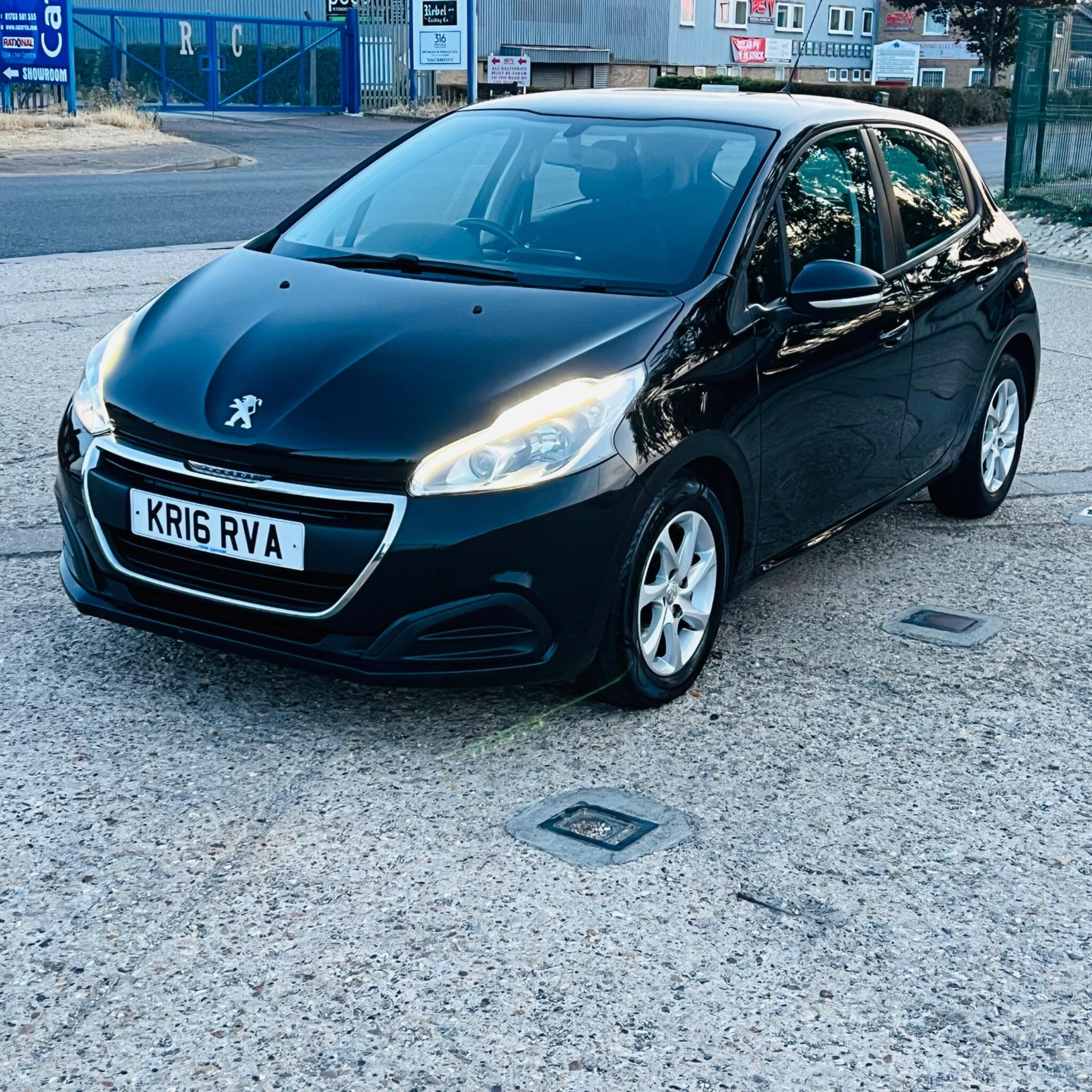 Peugeot 208 view 5