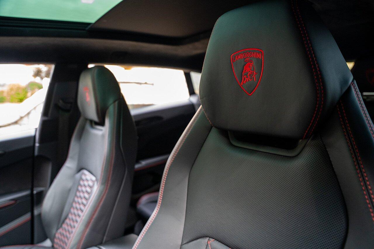 Lamborghini Urus view 74
