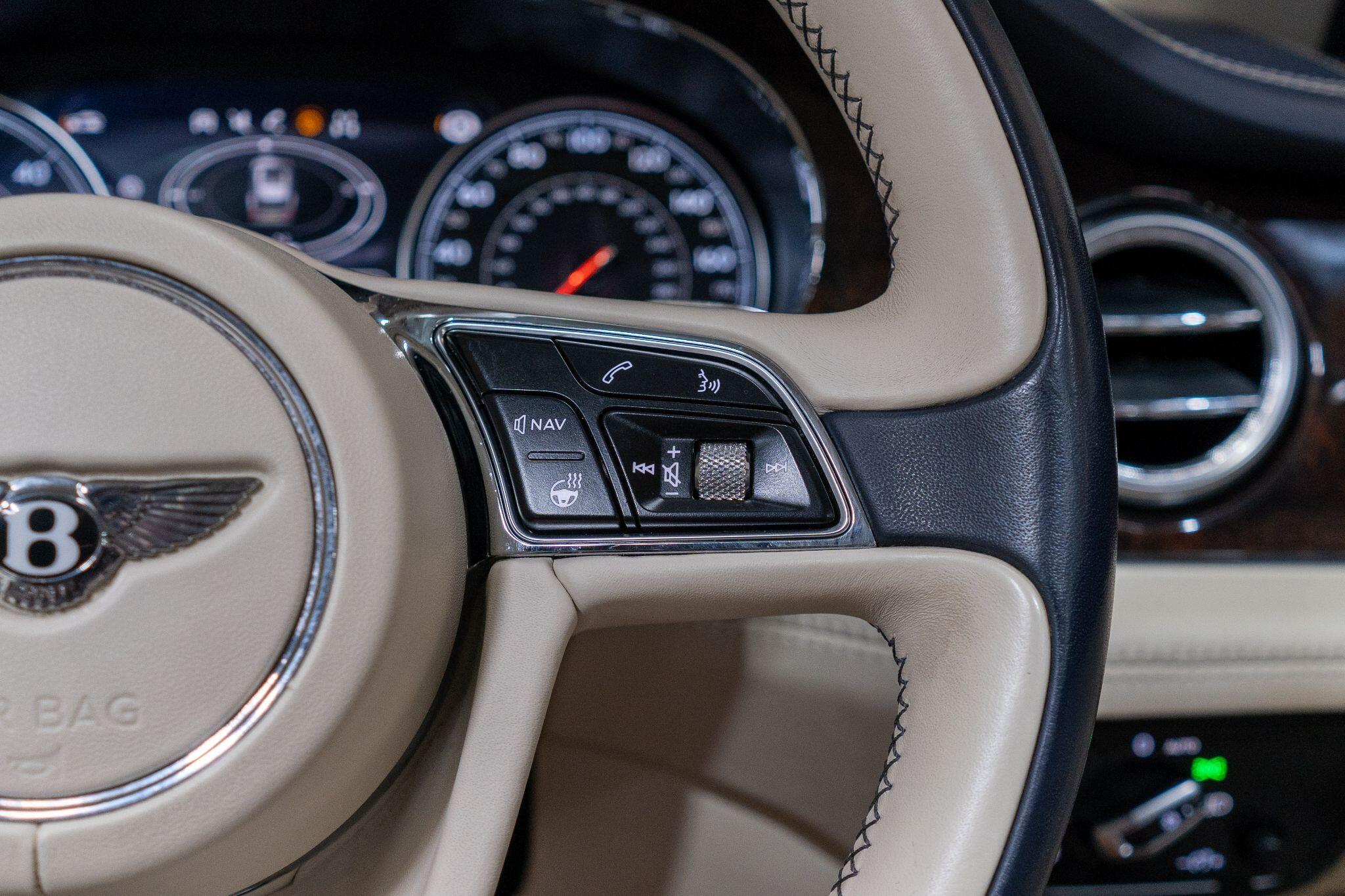 Bentley Bentayga view 34