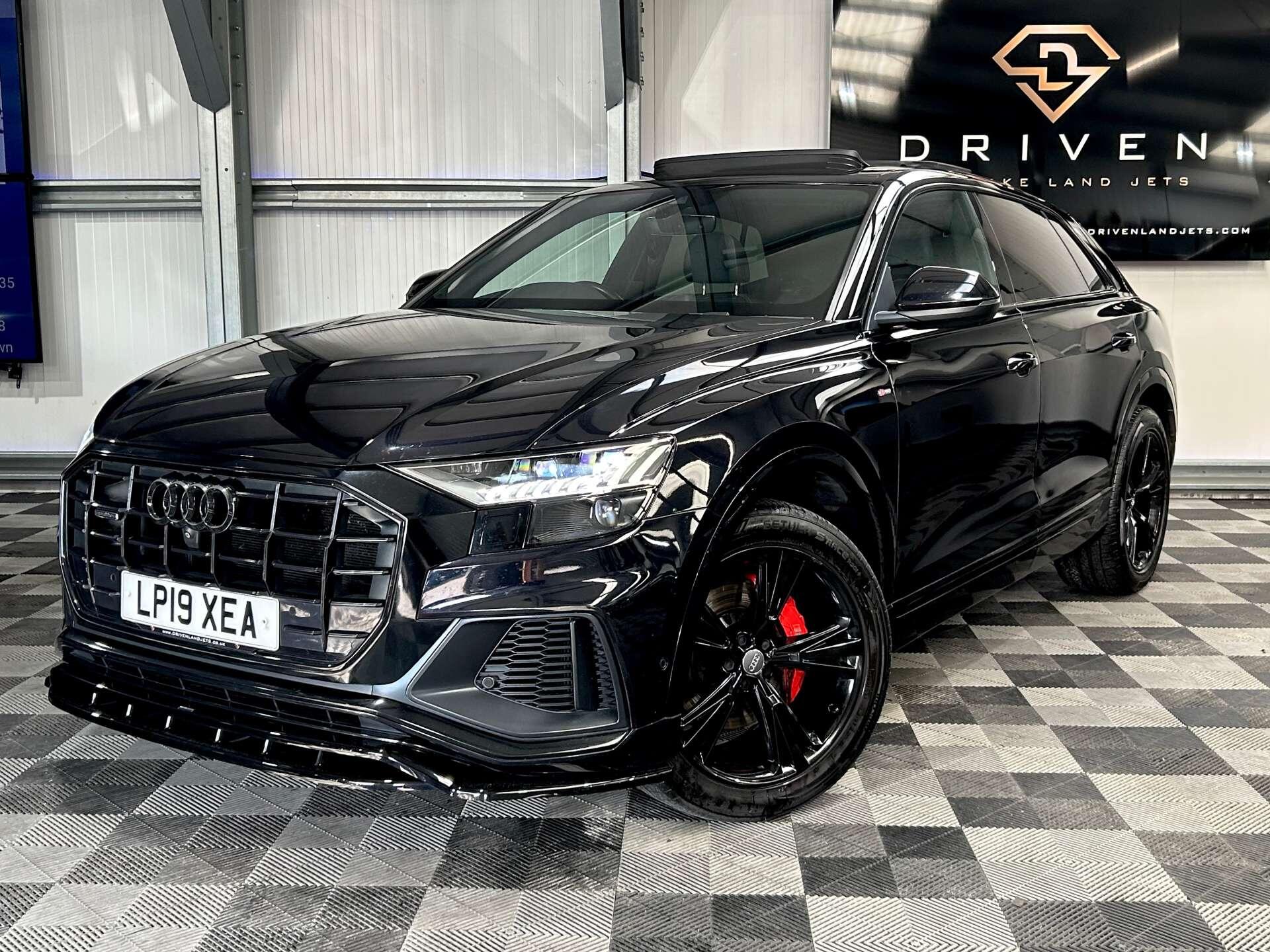 Audi Q8 view 9